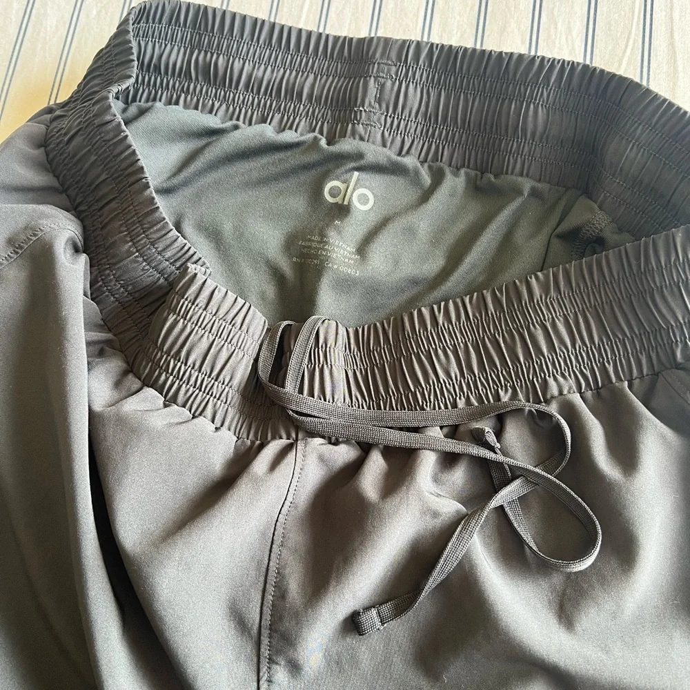 ALO Yoga Women's Athletic Black Shorts Size Medium - Picture 7 of 8